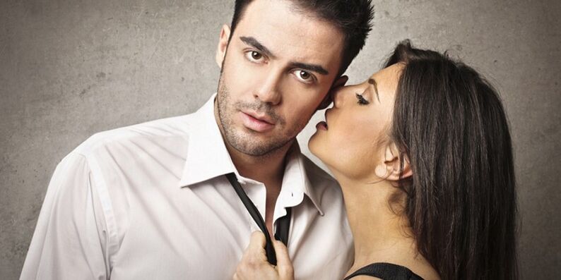 una ragazza seduce un uomo che aumenta la potenza